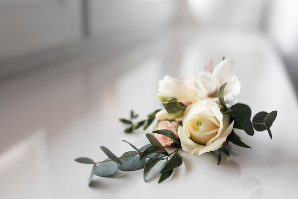 Rosa blanca sobre ataud blanco